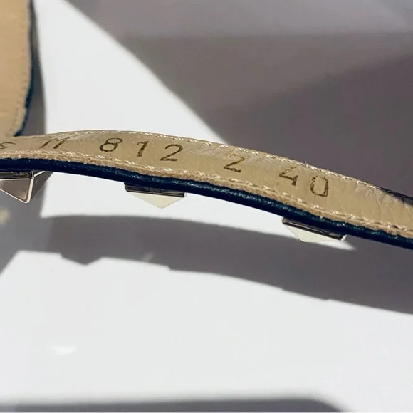 VALENTINO GARAVANI ROCKSTUD BLACK FLAT THONG SANDALS. - Picture 13 of 16